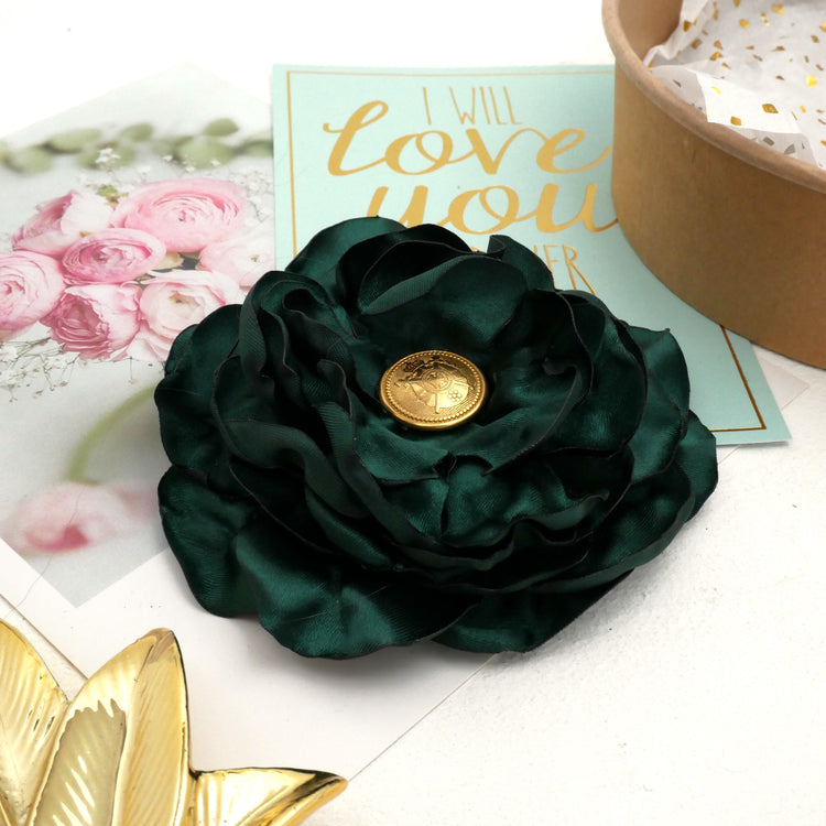 Blumenbrosche "Dark Green" mit großer Blüte aus dunkelgrünem Satin