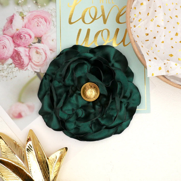 Blumenbrosche "Dark Green" mit großer Blüte aus dunkelgrünem Satin