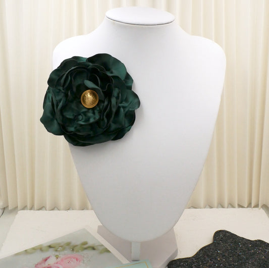 Blumenbrosche "Dark Green" mit großer Blüte aus dunkelgrünem Satin