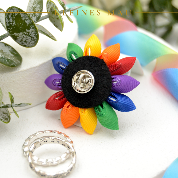 Kanzashi PRIDE Brosche „Double Rainbow“ – handgefertigte Regenbogenbrosche
