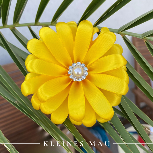Handgefertigter Satin-Gerbera-Haarclip „Sunny Day“ in sommerlichem Gelb