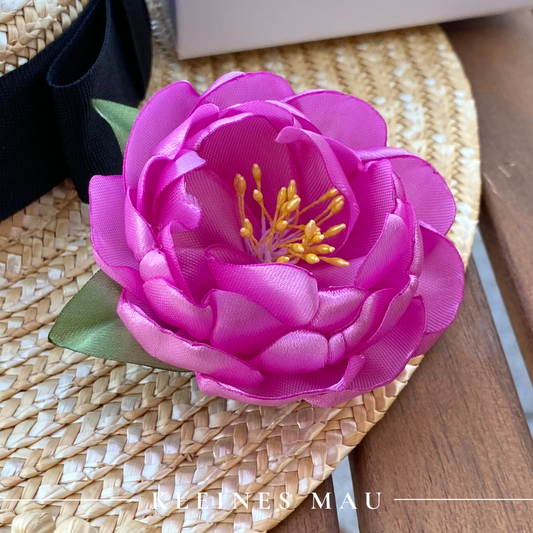Handgefertigter Satin-Blütenhaarclip “Sunkissed Fuchsia” in sonnigem Pink