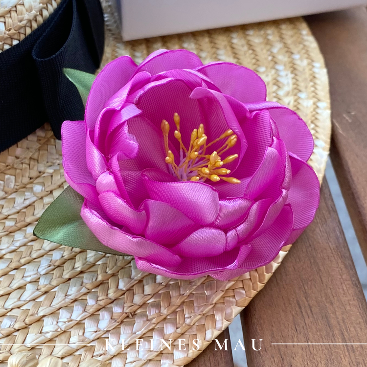 Handgefertigter Satin-Blütenhaarclip “Sunkissed Fuchsia” in sonnigem Pink