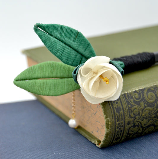Haarstab "Springtime" Handgefertigte Blüte aus Satin mit Blattgrün und Süßwasserperle
