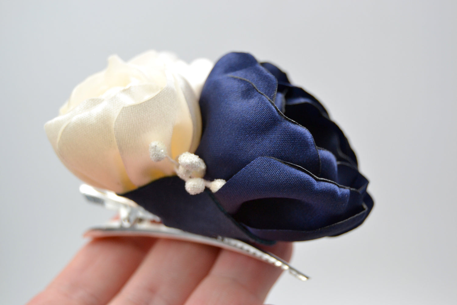 Haarclip mit blüten für Braut in Weiß und Blau