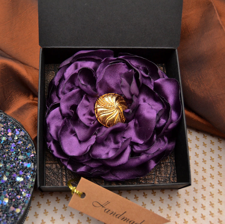 Violetter Blütenhaarclip - Haarschmuck handgemacht von Kleines Mau
